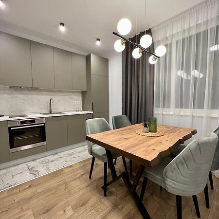 Vanquish Central Apartment Varna Esterno foto