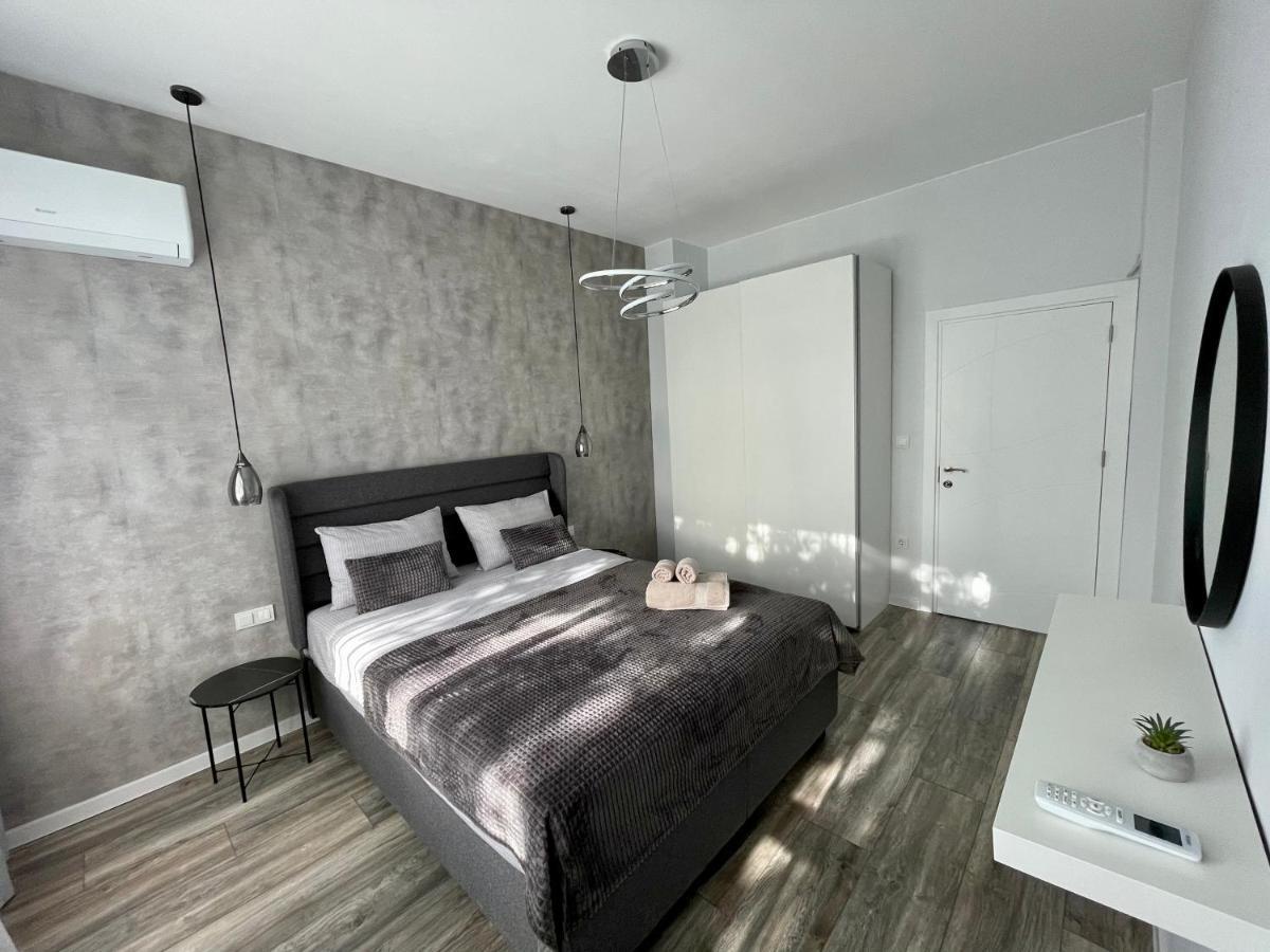 Vanquish Central Apartment Varna Esterno foto