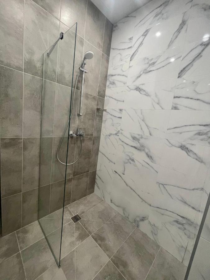 Vanquish Central Apartment Varna Esterno foto