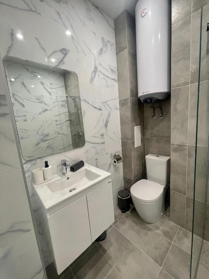 Vanquish Central Apartment Varna Esterno foto