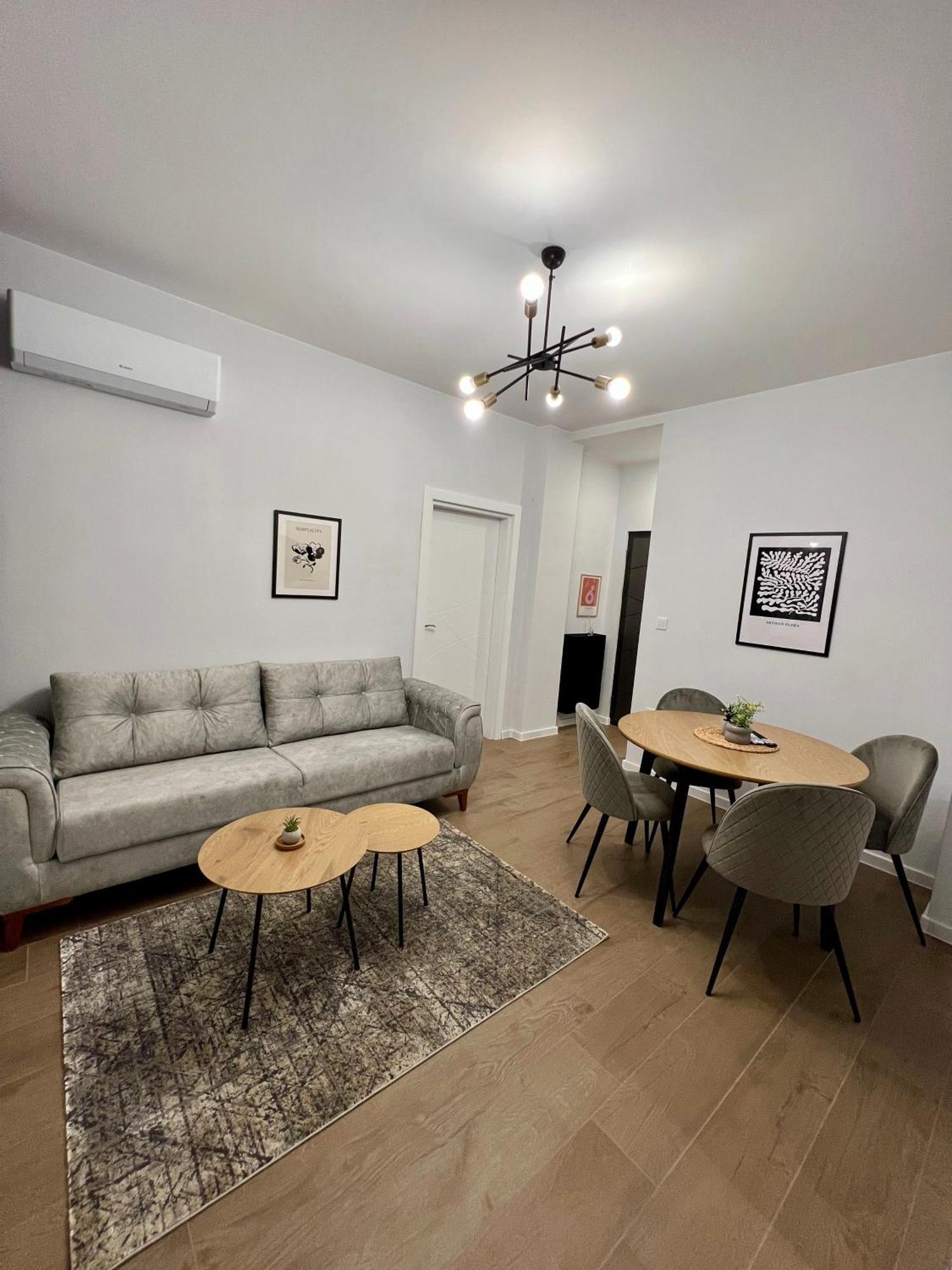Vanquish Central Apartment Varna Esterno foto