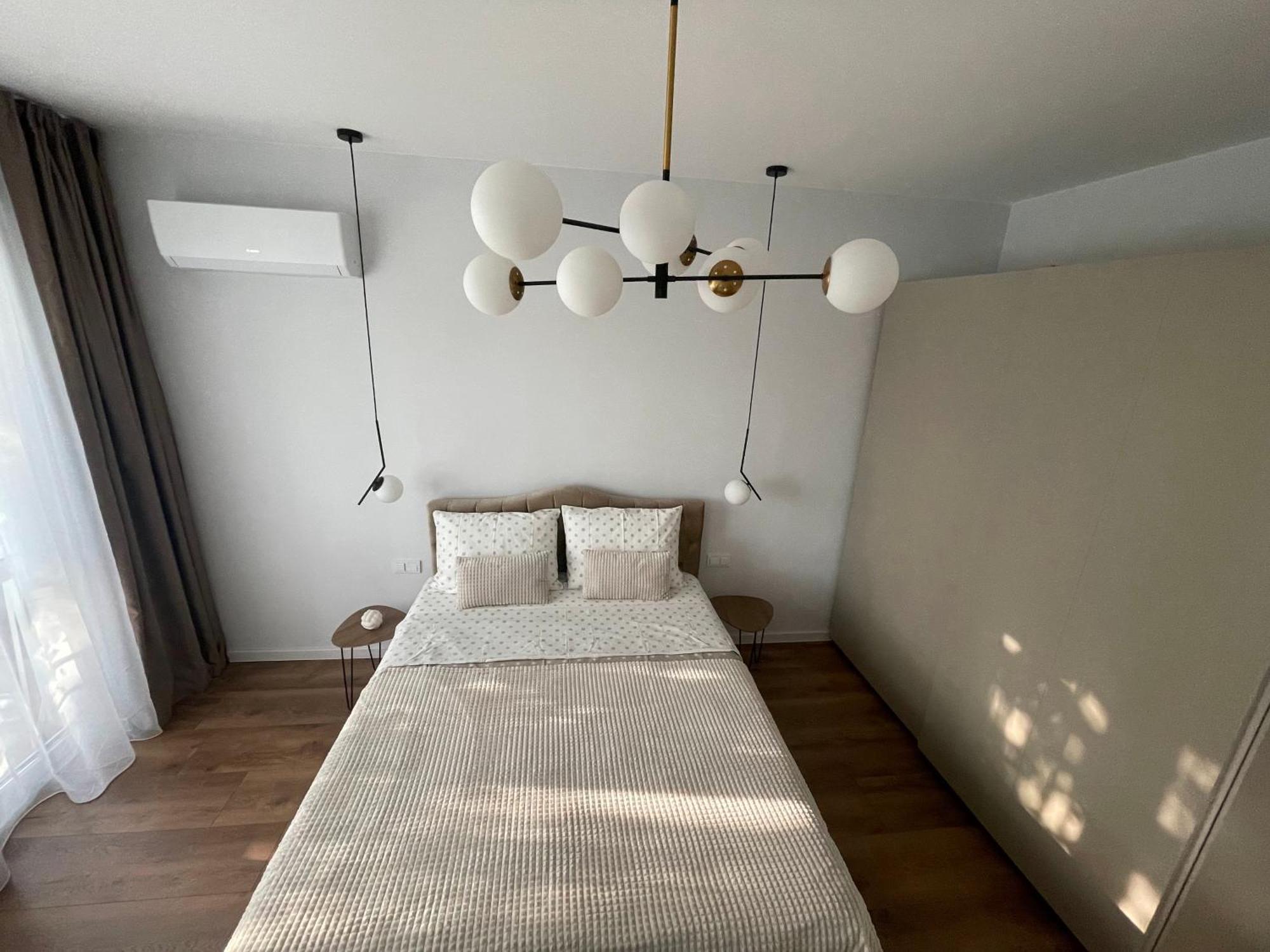 Vanquish Central Apartment Varna Esterno foto