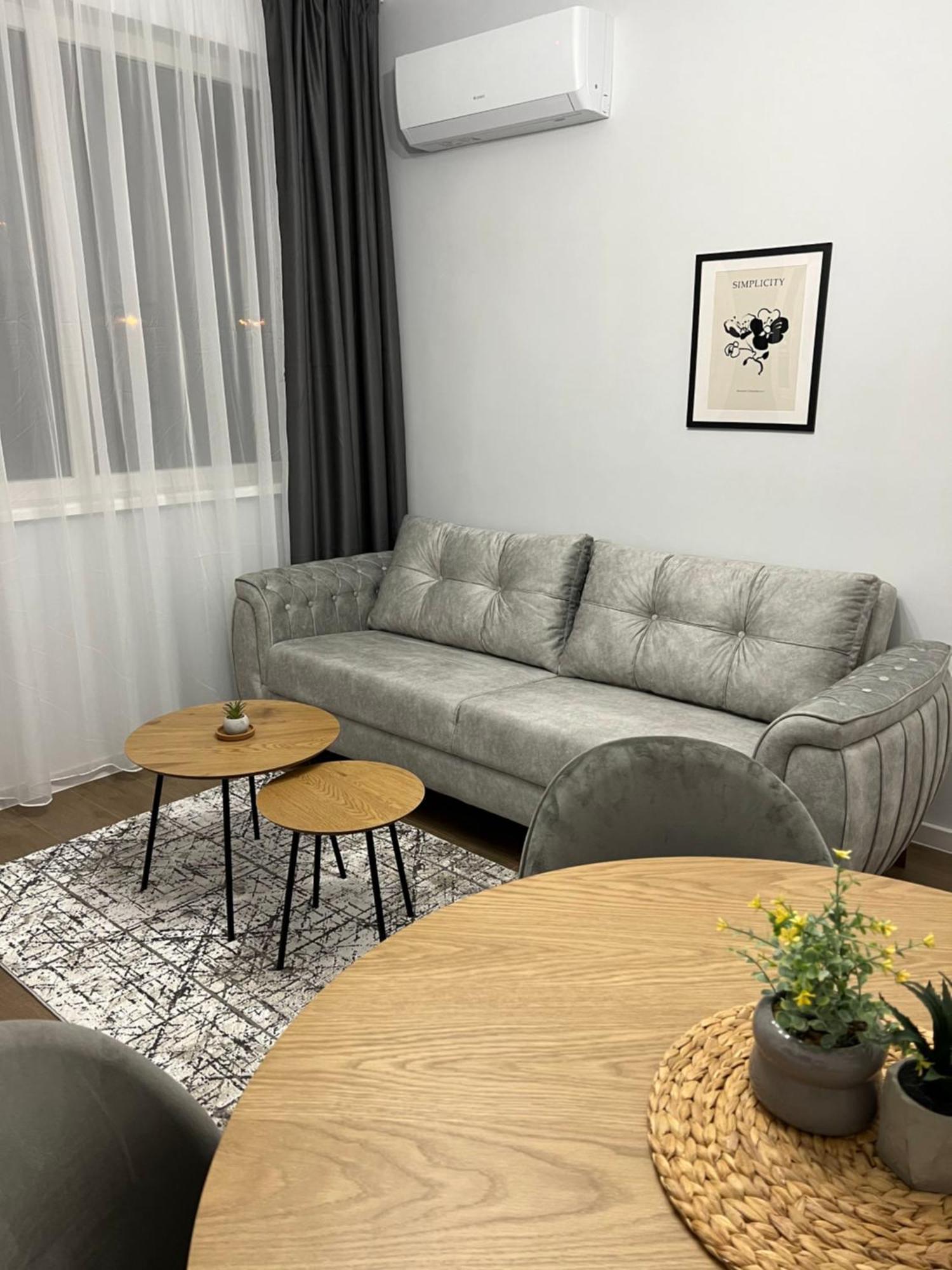 Vanquish Central Apartment Varna Esterno foto