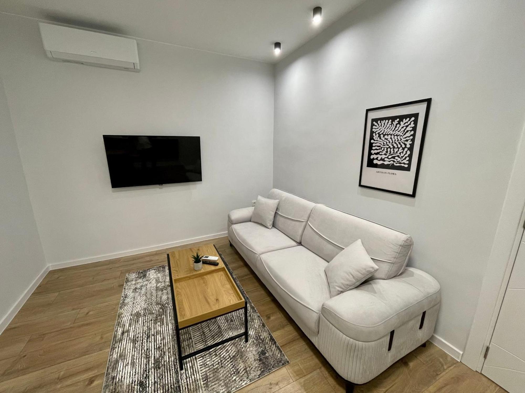 Vanquish Central Apartment Varna Esterno foto