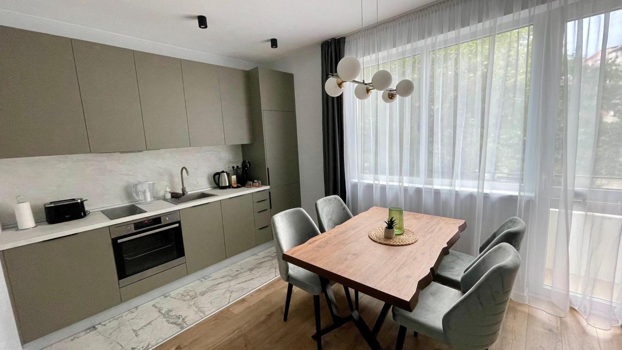 Vanquish Central Apartment Varna Esterno foto