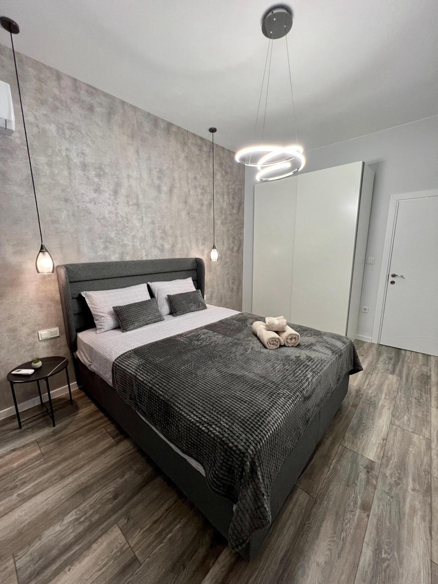 Vanquish Central Apartment Varna Esterno foto