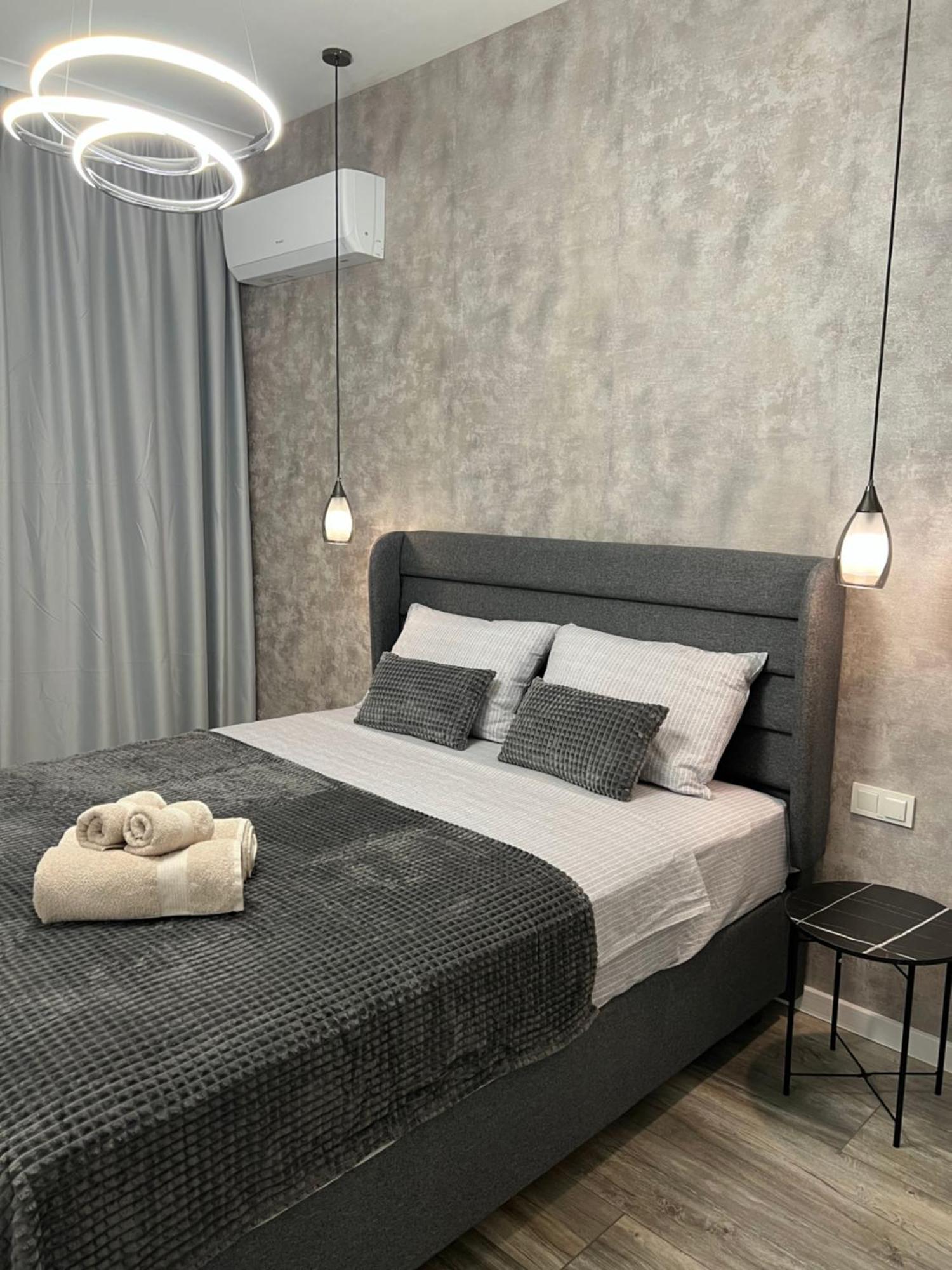 Vanquish Central Apartment Varna Esterno foto